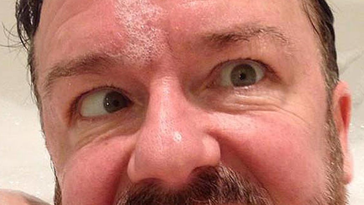 Komikern Ricky Gervais smeker sina manboobs.
